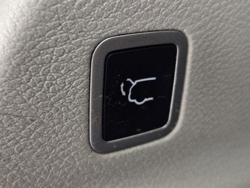 Used 2023 Chrysler Pacifica Touring-L FWD image 10