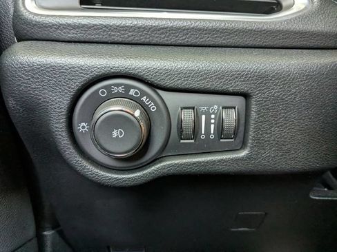 Used 2025 Chrysler Pacifica Limited FWD image 25