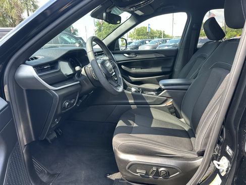 Used 2024 Jeep Grand Cherokee Laredo w/ Luxury Tech Group I AWD/4WD image 16