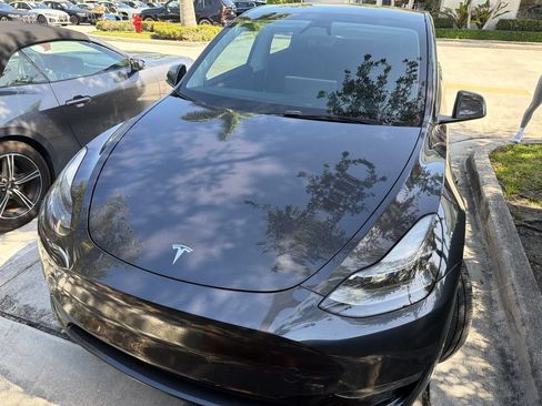 Used 2025 Tesla Model Y Long Range RWD image 2