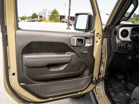 Used 2025 Jeep Wrangler Unlimited Sport AWD/4WD image 16