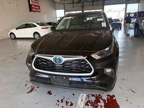 Used 2023 Toyota Highlander XLE FWD image 2