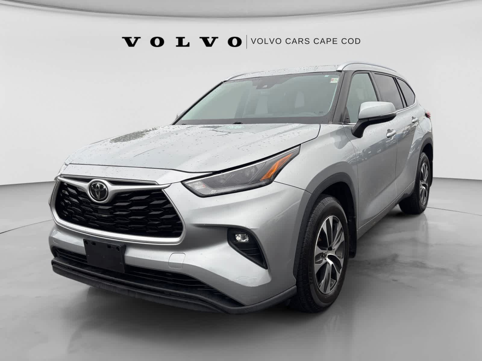 Used 2021 Toyota Highlander XLE AWD/4WD image 3