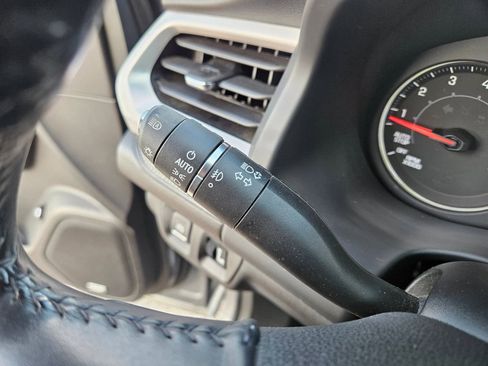 Used 2021 GMC Acadia SLT w/ Elevation Edition image 13