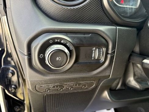 Used 2025 Jeep Wrangler Unlimited Rubicon w/ Convenience Group AWD/4WD image 25