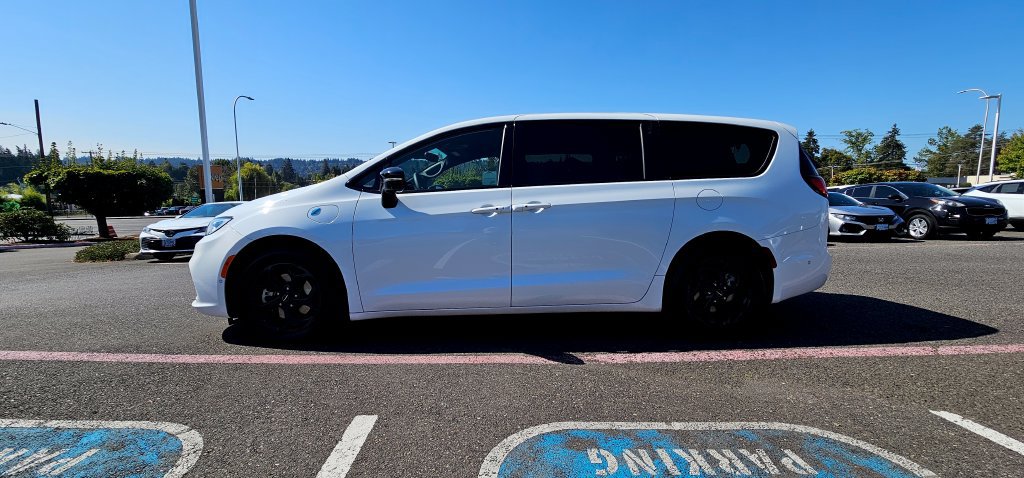 Used 2024 Chrysler Pacifica Limited FWD image 5