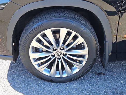 Used 2025 Toyota Highlander Platinum AWD/4WD image 7