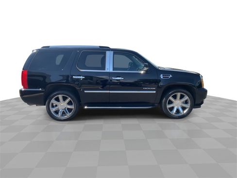 Used 2011 Cadillac Escalade 4D Sport Utility w/ Touring Package image 9