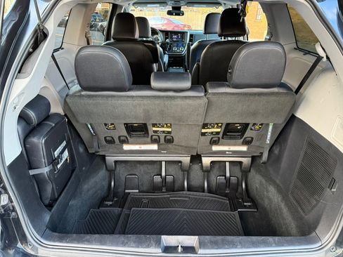 Used 2018 Toyota Sienna SE image 18