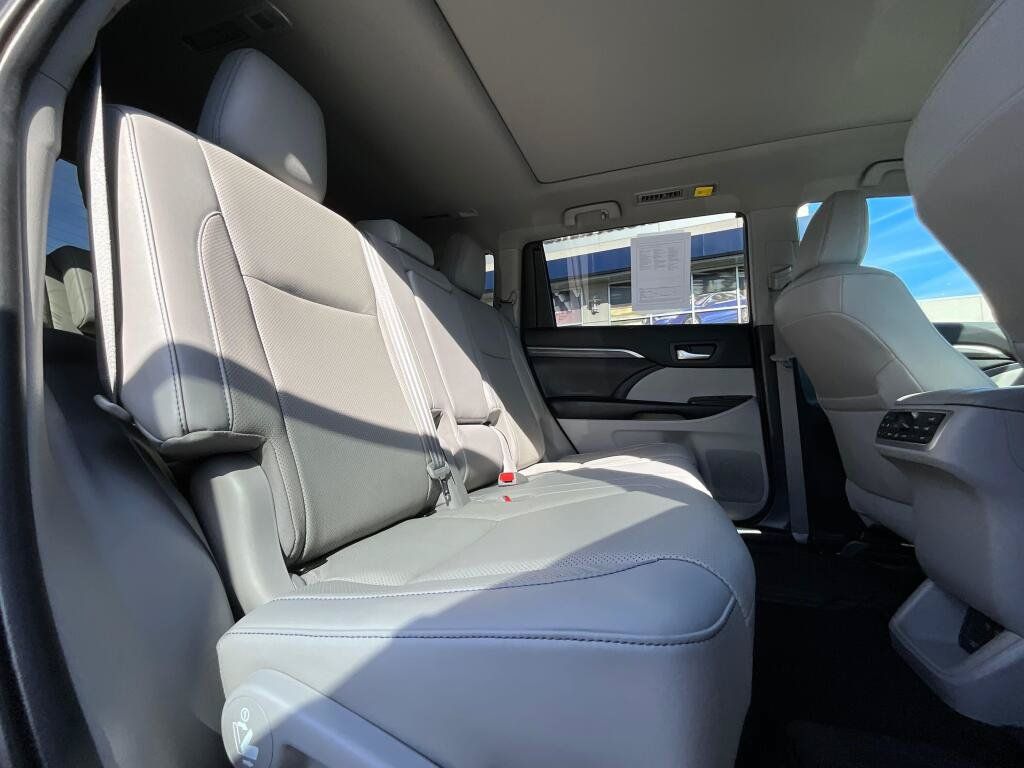 Used 2019 Toyota Highlander Limited Platinum AWD/4WD image 13