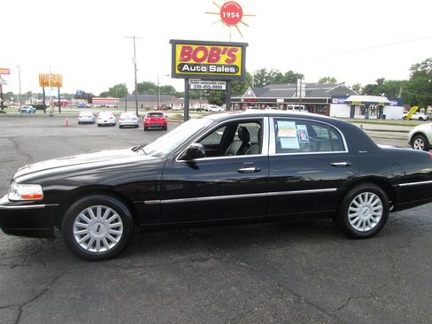 Used 2005 Lincoln Town Car Signature RWD image 2