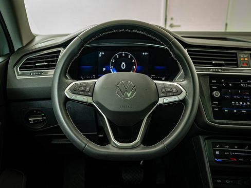 Used 2023 Volkswagen Tiguan SE w/ Panoramic Sunroof Package image 30