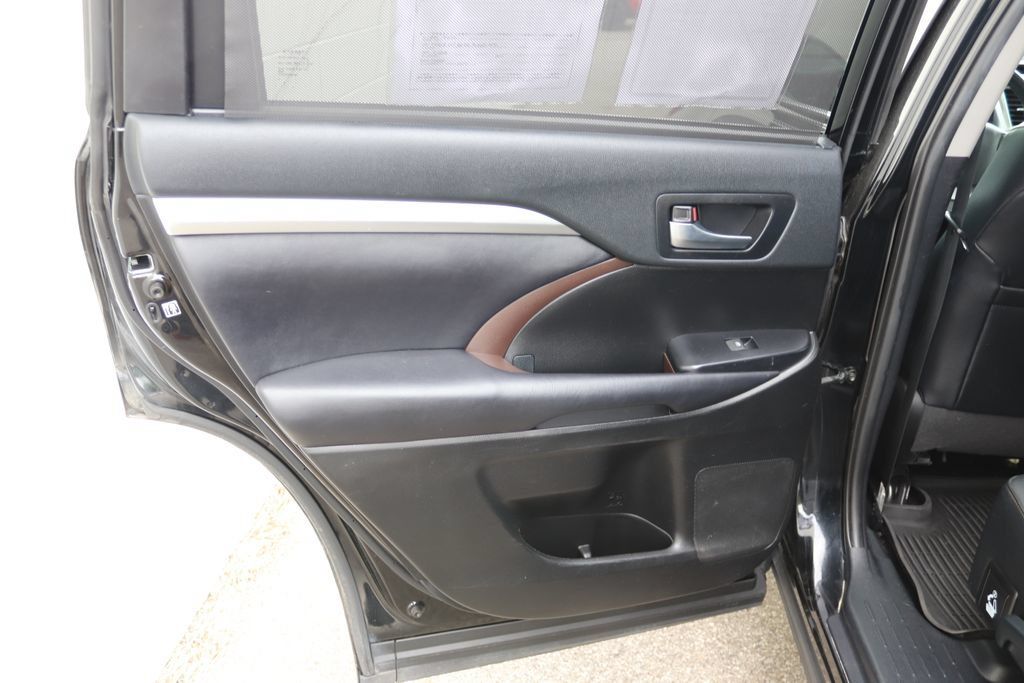 Used 2019 Toyota Highlander XLE AWD/4WD image 25