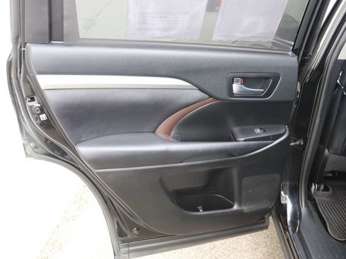 Used 2019 Toyota Highlander XLE AWD/4WD image 25