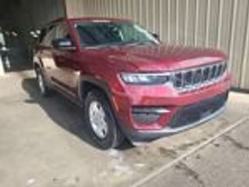 Used 2024 Jeep Grand Cherokee Laredo RWD image 2