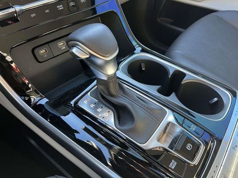 Used 2024 Kia Carnival EX image 27