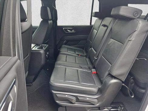 Used 2024 Chevrolet Suburban LT RWD image 18