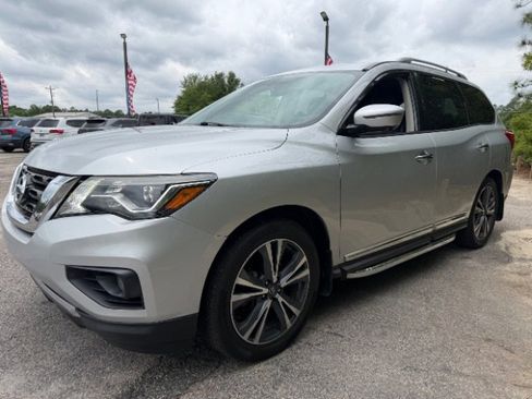Used 2019 Nissan Pathfinder Platinum FWD image 5