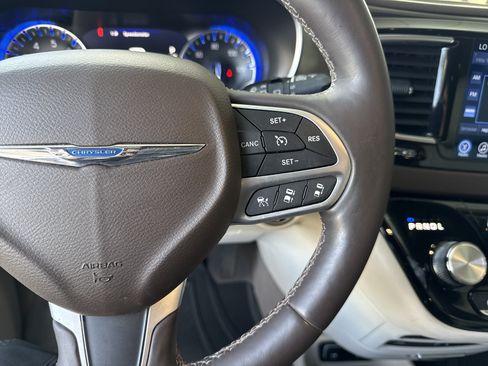 Used 2017 Chrysler Pacifica Touring-L Plus w/ Advanced Safetytec Group FWD image 19