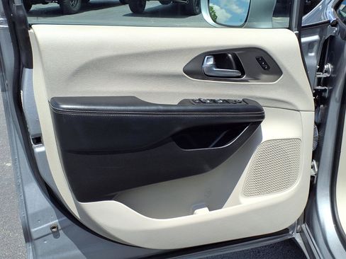 Used 2021 Chrysler Pacifica Touring-L FWD image 14