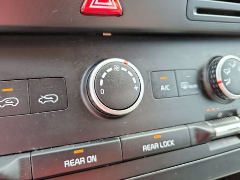 Used 2022 Kia Carnival LX FWD image 25