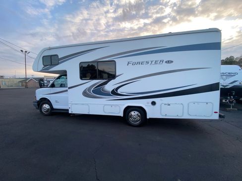 Used 2019 Chevrolet Express 4500 w/ RV Package image 3