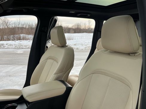 Used 2024 Jeep Grand Cherokee Limited w/ Luxury Tech Group II image 17