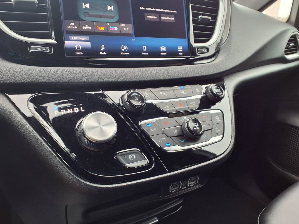 Used 2025 Chrysler Pacifica Select FWD image 6