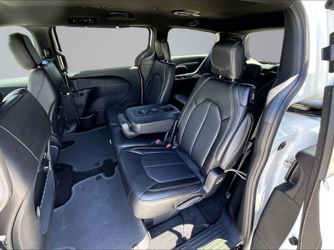 New 2027 Chrysler Pacifica Select FWD image 19