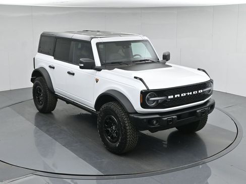 Used 2025 Ford Bronco Badlands image 39