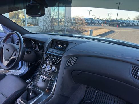 Used 2016 Hyundai Genesis Coupe 3.8 image 16
