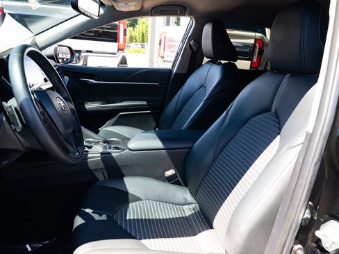 Used 2022 Toyota Camry SE w/ Convenience Package FWD image 16