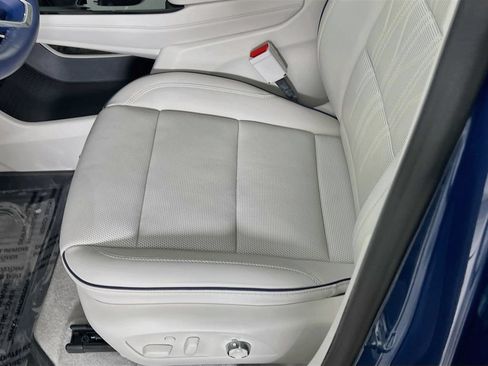 Certified 2025 Buick Enclave Avenir w/ Super Cruise Package AWD/4WD image 18