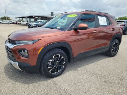 Used 2021 Chevrolet TrailBlazer LT w/ Convenience Package FWD image 2