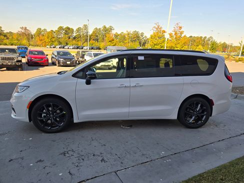 New 2026 Chrysler Pacifica Limited w/ Uconnect Theater Family Group image 4