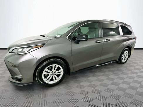 Used 2022 Toyota Sienna XSE image 4
