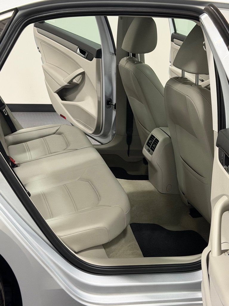 Used 2014 Volkswagen Passat TDI SE FWD image 10