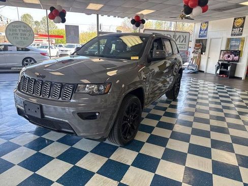 Used 2019 Jeep Grand Cherokee Altitude image 3