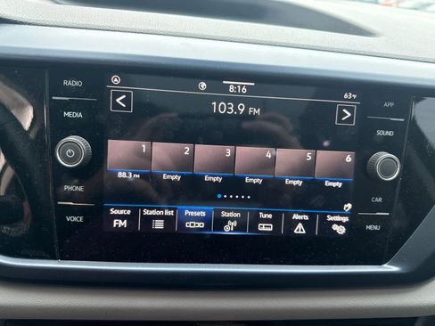 Used 2023 Volkswagen Taos SE w/ Panoramic Sunroof Package image 12