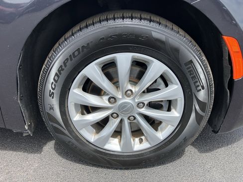 Used 2019 Chrysler Pacifica Touring-L FWD image 10