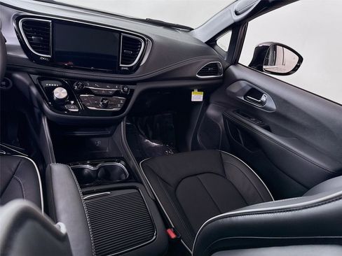 New 2026 Chrysler Pacifica Limited image 18