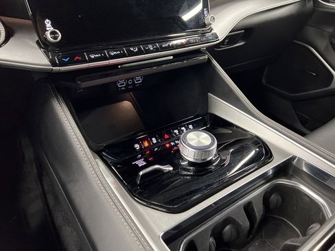 Used 2025 Jeep Wagoneer 4WD w/ Convenience Group I image 23