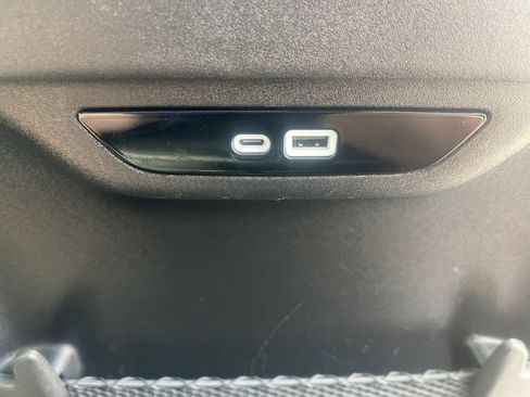 Used 2025 Chrysler Pacifica Limited image 23