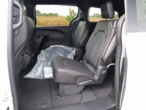 New 2026 Chrysler Pacifica Select image 19