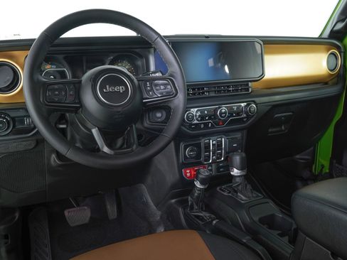 Used 2025 Jeep Wrangler Unlimited Rubicon w/ Convenience Group AWD/4WD image 14