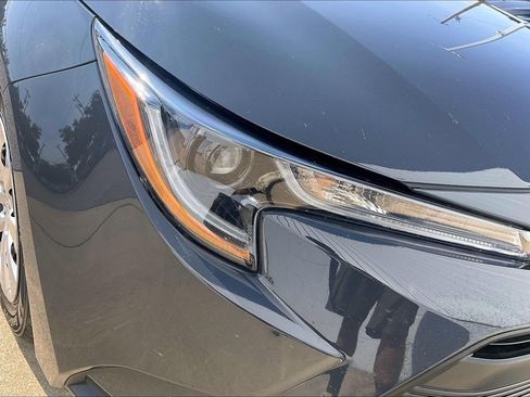 Used 2025 Toyota Corolla LE FWD image 32