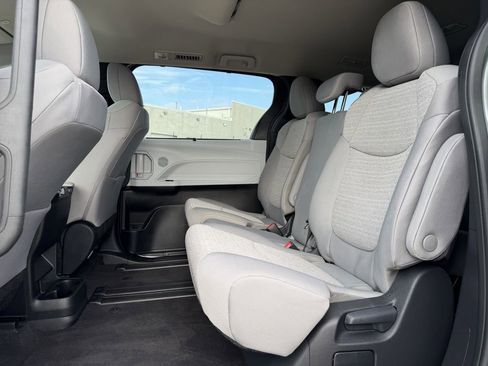Used 2026 Toyota Sienna LE FWD image 29