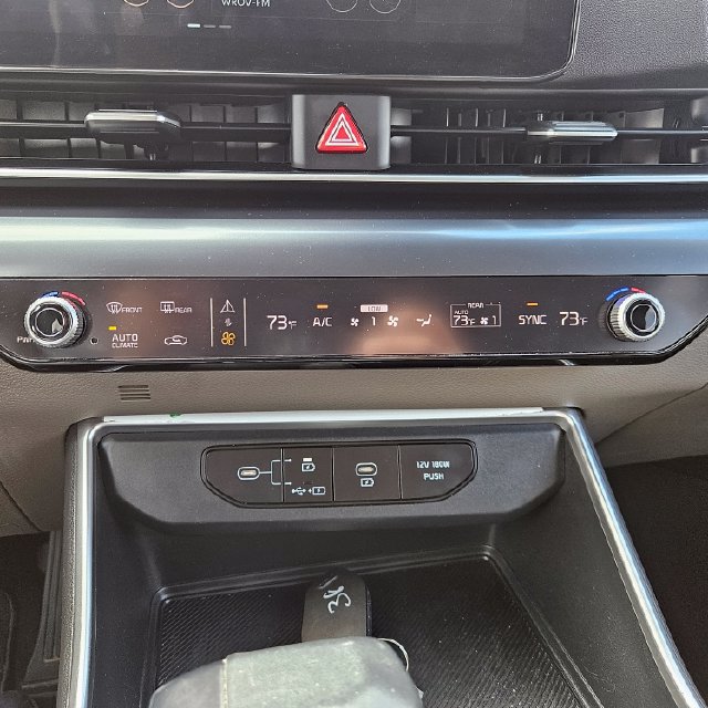 Used 2025 Kia Carnival FWD image 29