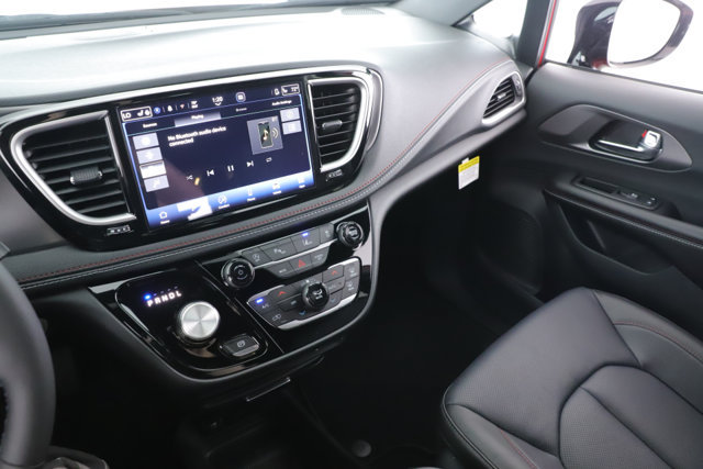 New 2027 Chrysler Pacifica Select FWD image 26