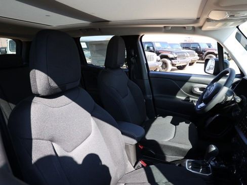 New 2023 Jeep Renegade Latitude w/ Sun & Fun Group image 21